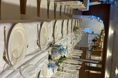 Miniature Leya Réception #7 Bougies blanches et roses dans des vases en verre décorent une table recouverte d'une nappe blanche.