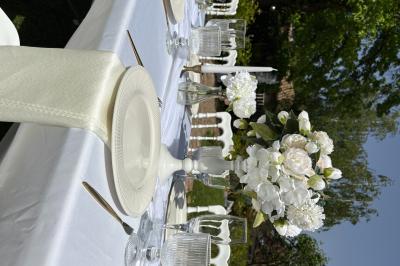 Miniature Leya Réception #11 Bougies blanches et roses dans des vases en verre décorent une table recouverte d'une nappe blanche.