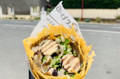 Miniature Traiteur Pessac-sur-Dordogne (Gironde) - Vm Truck #5 Crêpe garnie de crème fouettée, sauce caramel, éclats de noisettes et boule de praliné, tenue dans une main.