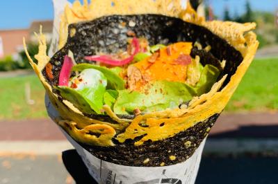 Miniature Traiteur Pessac-sur-Dordogne (Gironde) - Vm Truck #7 Crêpe garnie de crème fouettée, sauce caramel, éclats de noisettes et boule de praliné, tenue dans une main.