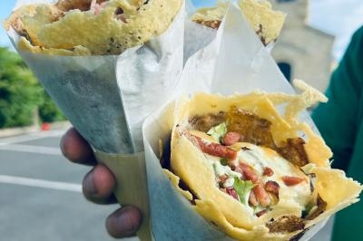 Miniature Traiteur Pessac-sur-Dordogne (Gironde) - Vm Truck #11 Crêpe garnie de crème fouettée, sauce caramel, éclats de noisettes et boule de praliné, tenue dans une main.