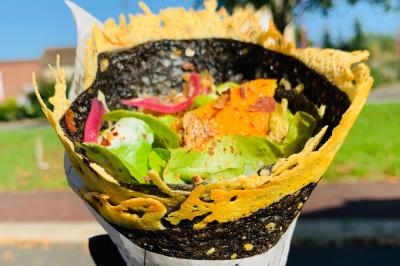 Miniature Traiteur Pessac-sur-Dordogne (Gironde) - Vm Truck #13 Crêpe garnie de crème fouettée, sauce caramel, éclats de noisettes et boule de praliné, tenue dans une main.