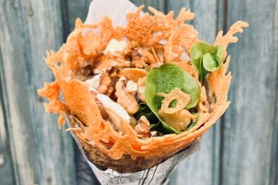 Miniature Traiteur Pessac-sur-Dordogne (Gironde) - Vm Truck #16 Crêpe garnie de crème fouettée, sauce caramel, éclats de noisettes et boule de praliné, tenue dans une main.