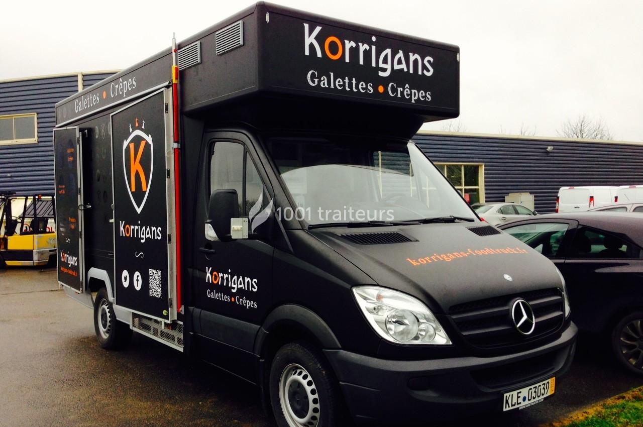 Camion noir de street food marqué ’Korrigans’, spécialisé en galettes et crêpes, stationné sur un parking.