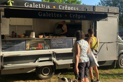 Miniature Traiteur Meaux (Seine-et-Marne) - Korrigans Foodtruck #7 Façade d'un château en briques rouges et pierre claire avec tourelles, sous un ciel bleu partiellement nuageux.