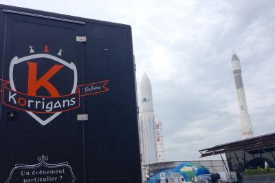 Miniature Traiteur Meaux (Seine-et-Marne) - Korrigans Foodtruck #8 Façade d'un château en briques rouges et pierre claire avec tourelles, sous un ciel bleu partiellement nuageux.