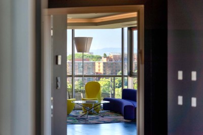 Miniature Location salle Caluire-et-Cuire (Rhône) - Le Belvédère #14 Terrasse en bois avec mobilier moderne, vue sur la ville, végétation suspendue et voile d'ombrage.