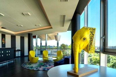 Miniature Location salle Caluire-et-Cuire (Rhône) - Le Belvédère #2 Terrasse en bois avec mobilier moderne, vue sur la ville, végétation suspendue et voile d'ombrage.