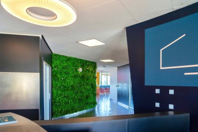 Miniature Location salle Caluire-et-Cuire (Rhône) - Le Belvédère #10 Terrasse en bois avec mobilier moderne, vue sur la ville, végétation suspendue et voile d'ombrage.