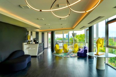 Miniature Location salle Caluire-et-Cuire (Rhône) - Le Belvédère #8 Terrasse en bois avec mobilier moderne, vue sur la ville, végétation suspendue et voile d'ombrage.