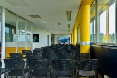 Miniature Location salle Caluire-et-Cuire (Rhône) - Le Belvédère #16 Terrasse en bois avec mobilier moderne, vue sur la ville, végétation suspendue et voile d'ombrage.