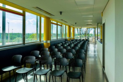 Miniature Location salle Caluire-et-Cuire (Rhône) - Le Belvédère #12 Terrasse en bois avec mobilier moderne, vue sur la ville, végétation suspendue et voile d'ombrage.