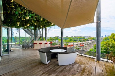 Miniature Location salle Caluire-et-Cuire (Rhône) - Le Belvédère #17 Terrasse en bois avec mobilier moderne, vue sur la ville, végétation suspendue et voile d'ombrage.