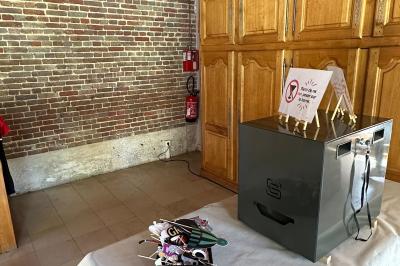 Miniature Mariage borne sans pied Des personnes dansent et discutent dans une salle éclairée par des lumières colorées lors d'un événement festif.