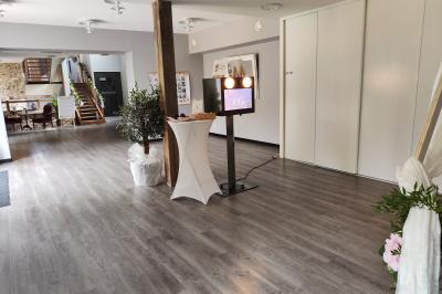 Miniature Mariage Domaine St Vigor Des personnes dansent et discutent dans une salle éclairée par des lumières colorées lors d'un événement festif.