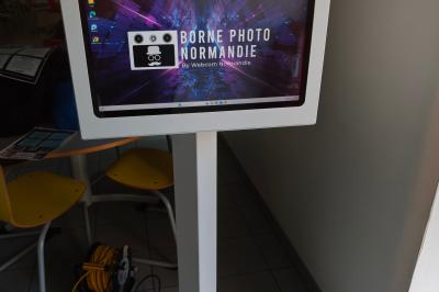 Borne photo interactive dans un espace intérieur lumineux, avec affichage d'un événement ’Spring Night Gala 2025’.