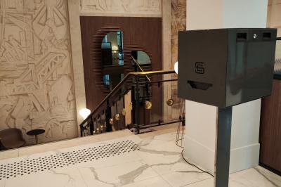 Borne photo interactive dans un espace intérieur lumineux, avec affichage d'un événement ’Spring Night Gala 2025’.