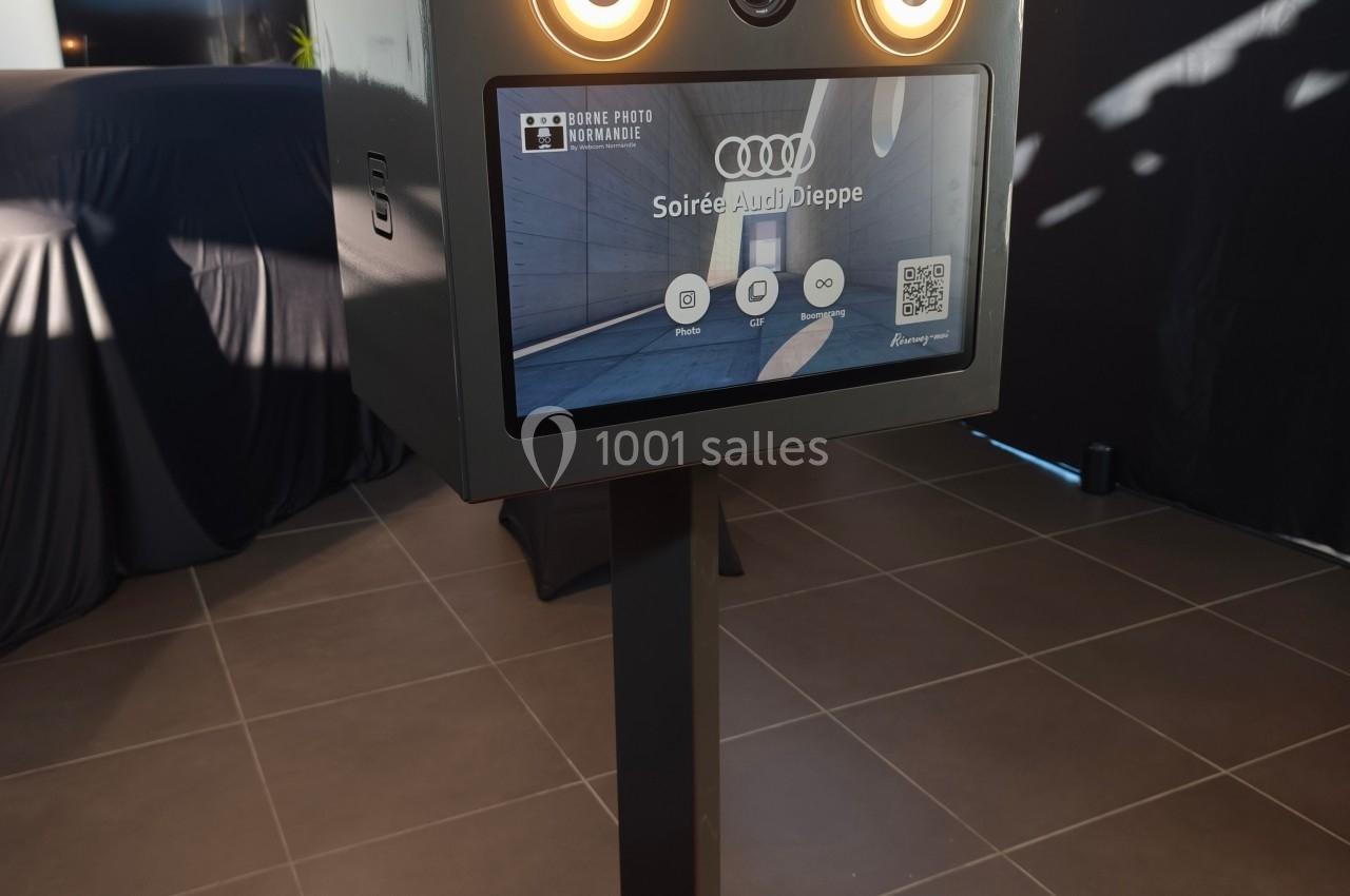 Borne photo interactive avec écran tactile, éclairage intégré et panneau d'instructions dans un espace intérieur.