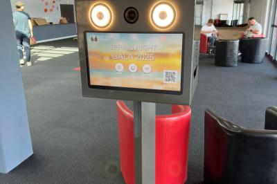 Borne photo interactive dans un espace intérieur lumineux, avec affichage d'un événement ’Spring Night Gala 2025’.
