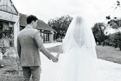 Table décorée avec des fleurs colorées, des fruits et des couverts disposés pour un repas festif.