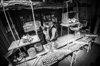 Table décorée avec des fleurs colorées, des fruits et des couverts disposés pour un repas festif.