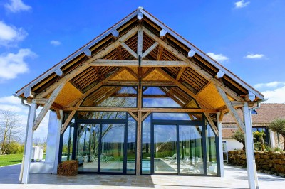 Table décorée avec des fleurs colorées, des fruits et des couverts disposés pour un repas festif.