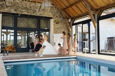 Table décorée avec des fleurs colorées, des fruits et des couverts disposés pour un repas festif.