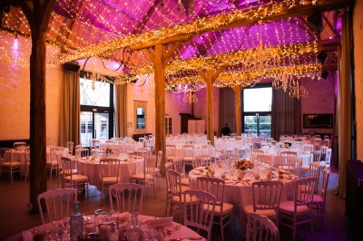 Table décorée avec des fleurs colorées, des fruits et des couverts disposés pour un repas festif.