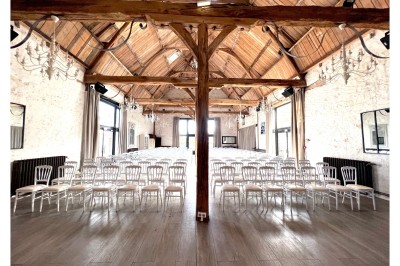 Un chef pâtissier en toque décore une tarte meringuée à l'extérieur, près d'un batteur sur socle.