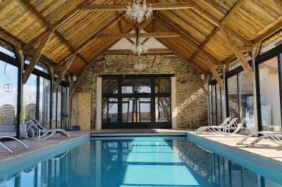 Un chef pâtissier en toque décore une tarte meringuée à l'extérieur, près d'un batteur sur socle.