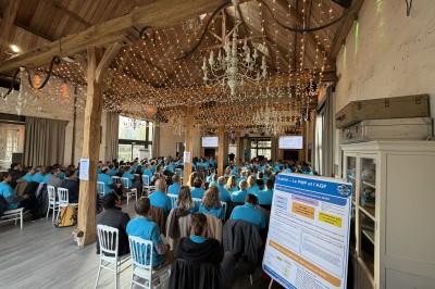 Un chef pâtissier en toque décore une tarte meringuée à l'extérieur, près d'un batteur sur socle.