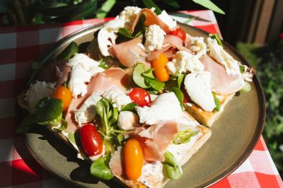 Miniature Traiteur Bouc-Bel-Air (Bouches-du-Rhône) - Pasta Da Nonna Mia #5 Pâtes fusilli crues dans une boîte en carton ouverte.