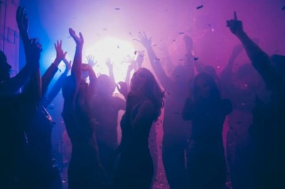 Miniature DJ Melun (Seine-et-Marne) - Dj Urya #3 Un couple s'embrasse sous une arche, entouré d'invités tenant des cierges magiques allumés dans l'obscurité.