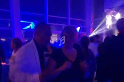 Miniature DJ Le Mée-sur-Seine (Seine-et-Marne) - Dj Urya #4 Une DJ en robe verte mixe de la musique sur une table de mixage dans un décor lumineux avec des fleurs de cerisier.