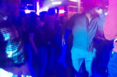 Miniature DJ Le Mée-sur-Seine (Seine-et-Marne) - Dj Urya #2 Une DJ en robe verte mixe de la musique sur une table de mixage dans un décor lumineux avec des fleurs de cerisier.