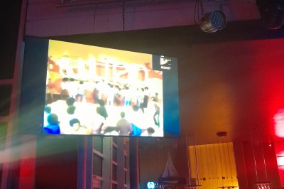 Miniature DJ Le Mée-sur-Seine (Seine-et-Marne) - Dj Urya #3 Une DJ en robe verte mixe de la musique sur une table de mixage dans un décor lumineux avec des fleurs de cerisier.