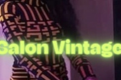 Miniature DJ Le Mée-sur-Seine (Seine-et-Marne) - Dj Urya #6 Une DJ en robe verte mixe de la musique sur une table de mixage dans un décor lumineux avec des fleurs de cerisier.