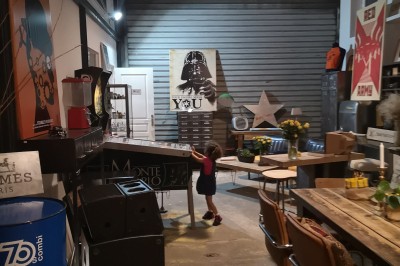 Miniature DJ Le Mée-sur-Seine (Seine-et-Marne) - Dj Urya #7 Une DJ en robe verte mixe de la musique sur une table de mixage dans un décor lumineux avec des fleurs de cerisier.