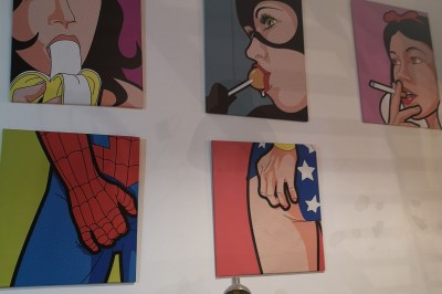 Miniature DJ Le Mée-sur-Seine (Seine-et-Marne) - Dj Urya #8 Une DJ en robe verte mixe de la musique sur une table de mixage dans un décor lumineux avec des fleurs de cerisier.