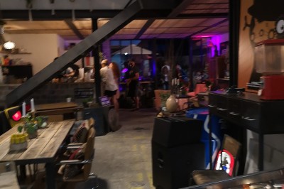 Miniature DJ Le Mée-sur-Seine (Seine-et-Marne) - Dj Urya #9 Une DJ en robe verte mixe de la musique sur une table de mixage dans un décor lumineux avec des fleurs de cerisier.