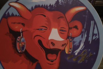 Miniature DJ Le Mée-sur-Seine (Seine-et-Marne) - Dj Urya #10 Une DJ en robe verte mixe de la musique sur une table de mixage dans un décor lumineux avec des fleurs de cerisier.