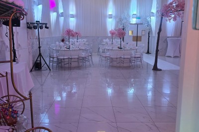 Miniature DJ Le Mée-sur-Seine (Seine-et-Marne) - Dj Urya #12 Une DJ en robe verte mixe de la musique sur une table de mixage dans un décor lumineux avec des fleurs de cerisier.