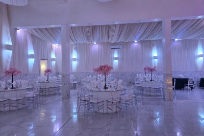 Miniature DJ Le Mée-sur-Seine (Seine-et-Marne) - Dj Urya #13 Une DJ en robe verte mixe de la musique sur une table de mixage dans un décor lumineux avec des fleurs de cerisier.