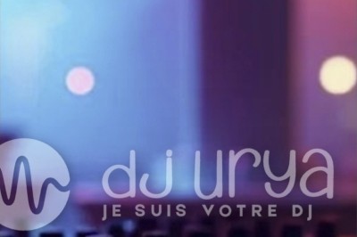 Miniature DJ Le Mée-sur-Seine (Seine-et-Marne) - Dj Urya #16 Une DJ en robe verte mixe de la musique sur une table de mixage dans un décor lumineux avec des fleurs de cerisier.