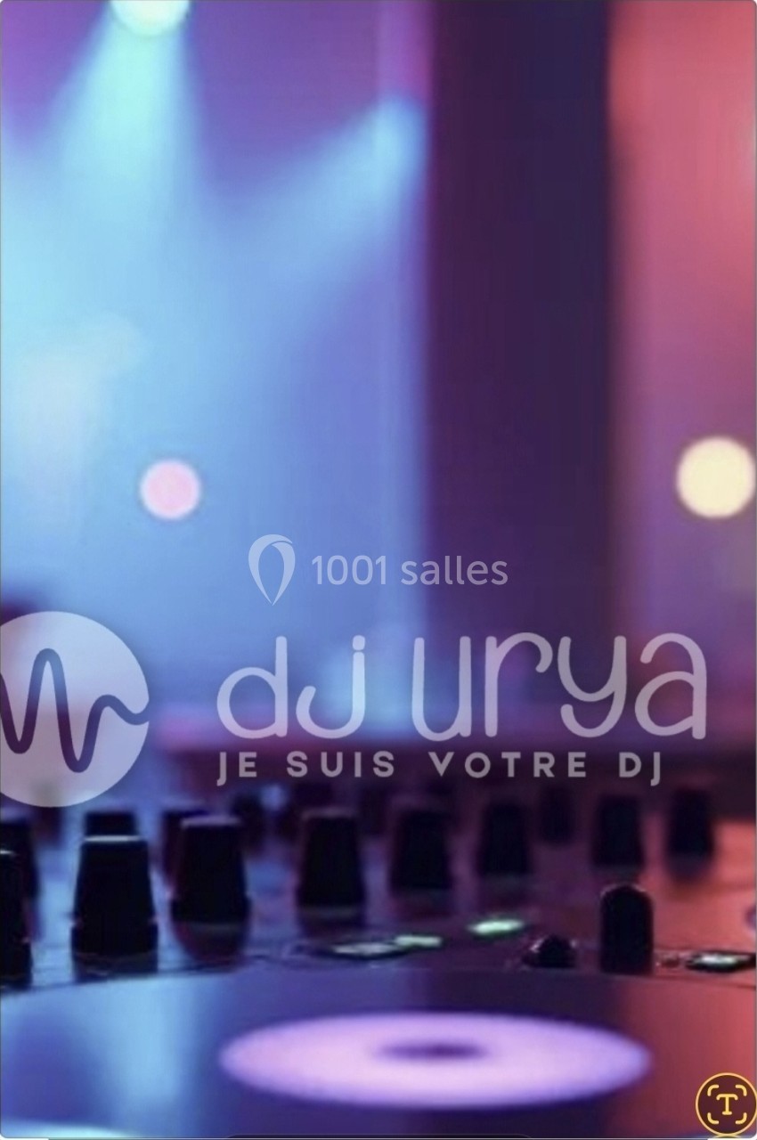 Table de mixage en gros plan dans une ambiance lumineuse tamisée avec des tons violets et bleus.