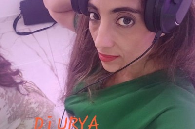 Miniature DJ Le Mée-sur-Seine (Seine-et-Marne) - Dj Urya #17 Une DJ en robe verte mixe de la musique sur une table de mixage dans un décor lumineux avec des fleurs de cerisier.