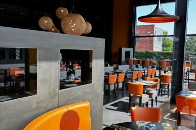 Miniature Location salle Ronchin (Nord) - Leocorno #2 Salle de restaurant moderne avec grandes baies vitrées, tables dressées et luminaires suspendus en rotin.