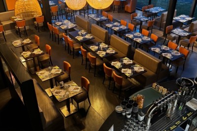 Miniature Location salle Ronchin (Nord) - Leocorno #3 Salle de restaurant moderne avec grandes baies vitrées, tables dressées et luminaires suspendus en rotin.