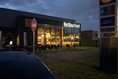 Miniature Location salle Ronchin (Nord) - Leocorno #4 Salle de restaurant moderne avec grandes baies vitrées, tables dressées et luminaires suspendus en rotin.