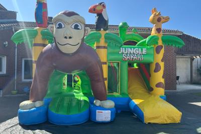Trois valises vintage empilées, en cuir et tissu, posées sur une surface en extérieur avec de l'herbe en arrière-plan.